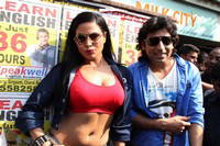 Veena Malik Visits Kamathipura Hot Photos